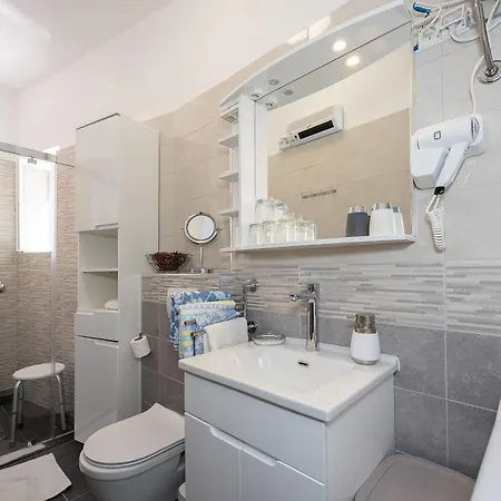 Apartman Iskra 2 *