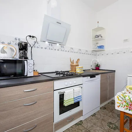 Apartman Iskra 2 *